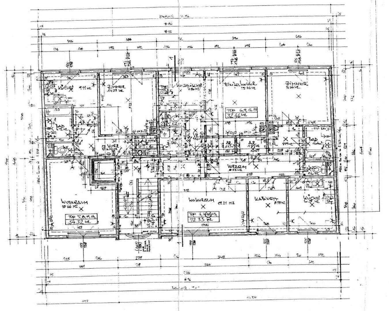 Detaillierter Grundriss mit mehreren Räumen und Bemaßungen.