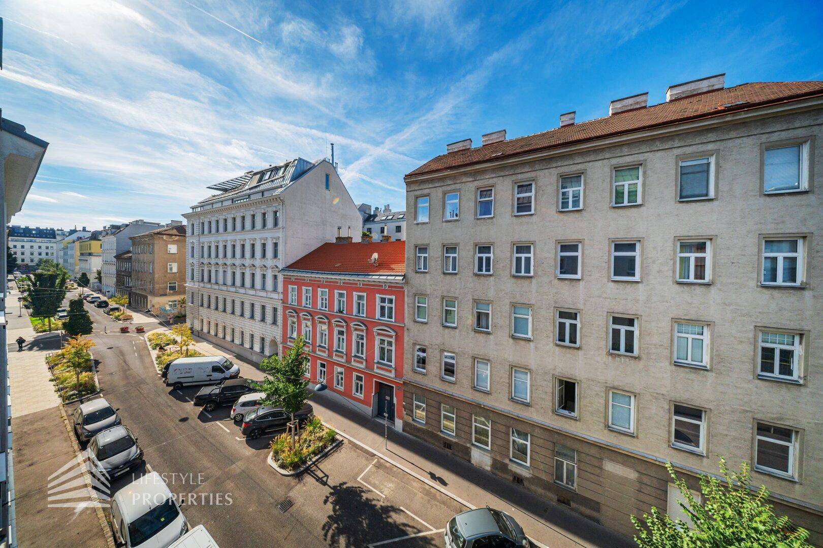 Weitläufige Straßenansicht mit historischen Gebäuden und klarem Himmel.