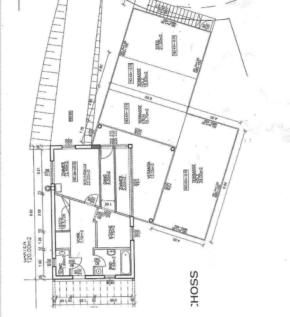 Grundriss des Erdgeschosses mit Küche, Bad, Zimmern, Veranda und mehreren Terrassen.