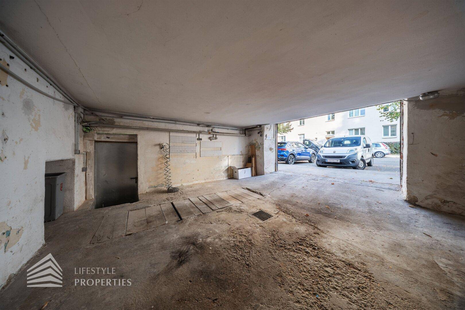 Geräumige Garage mit Betonboden und direktem Zugang zur Straße.