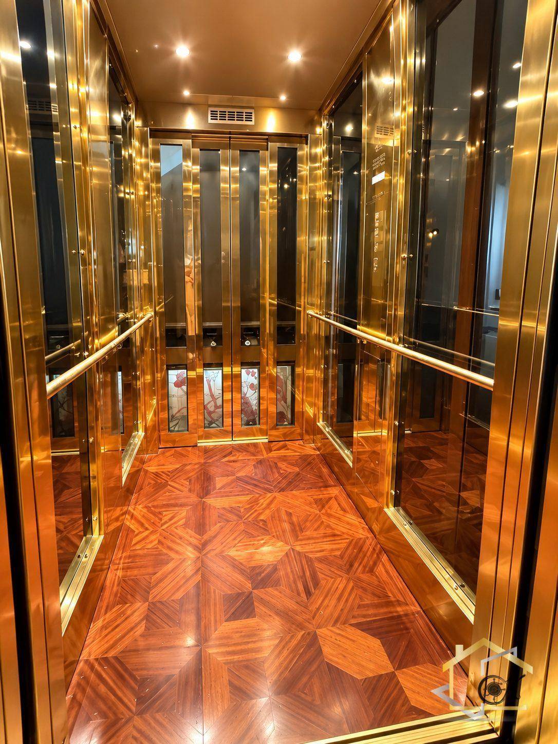 Luxuriöser Aufzug mit goldenen Oberflächen und elegantem Parkettboden im Innenbereich.