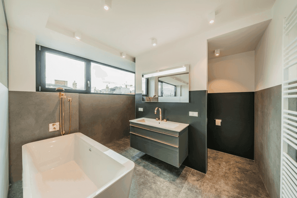 Modernes Badezimmer mit Badewanne, großem Waschtisch und beheiztem Handtuchhalter.