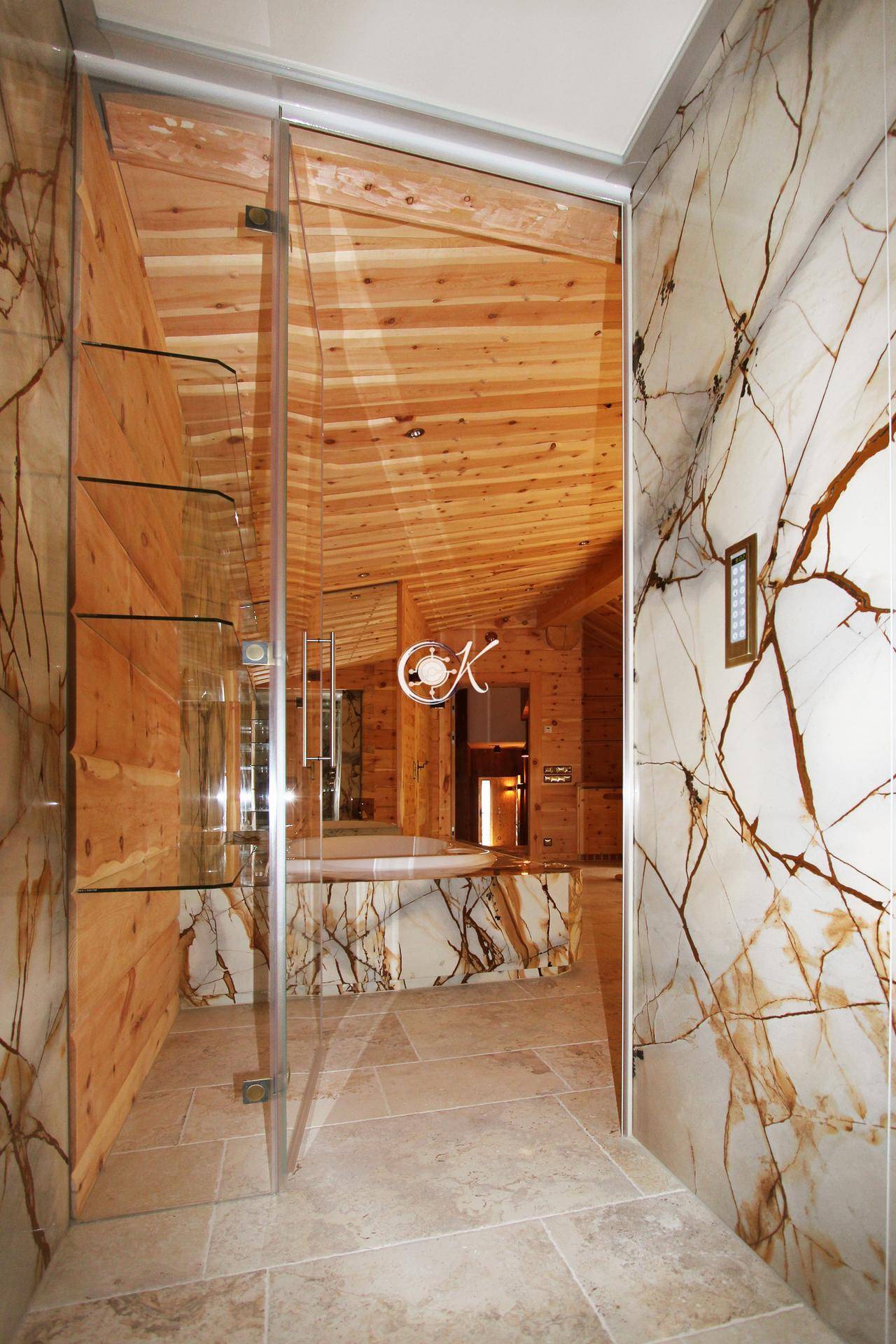 Eingang zu einem luxuriösen Badezimmer mit Steinverkleidung und Holzwänden.