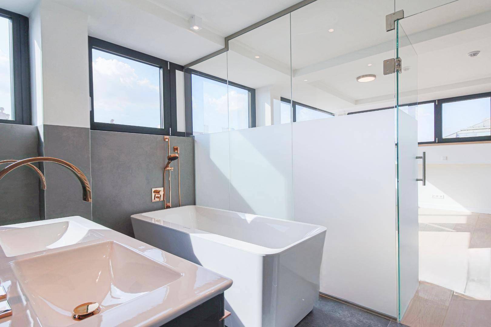 Modernes Badezimmer mit freistehender Badewanne, Dusche und Doppelwaschbecken.