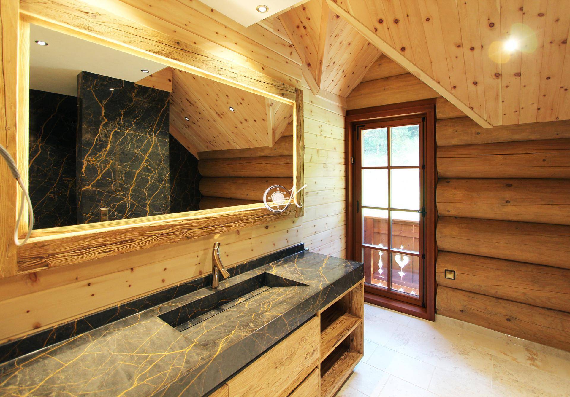Modernes Badezimmer mit Holzwaschtisch, Steinplatte und großem Spiegel.