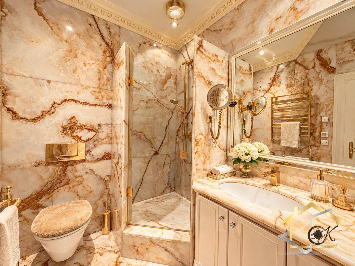 Exklusives Badezimmer mit Marmorwänden, begehbarer Dusche und goldenen Armaturen.