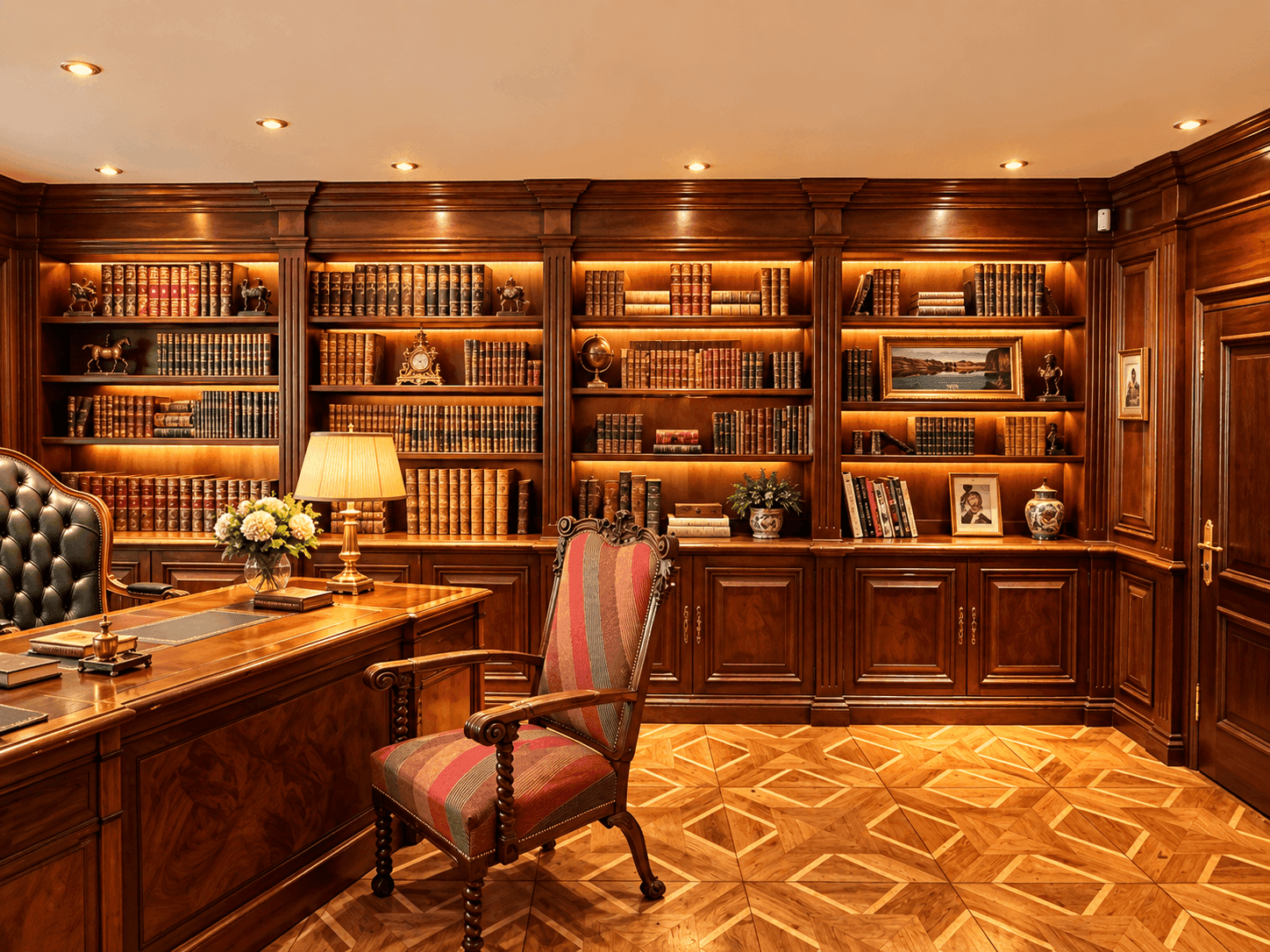 Luxuriöses Arbeitszimmer mit maßgefertigten Bücherregalen, integrierter Beleuchtung und edlem Parkettboden.