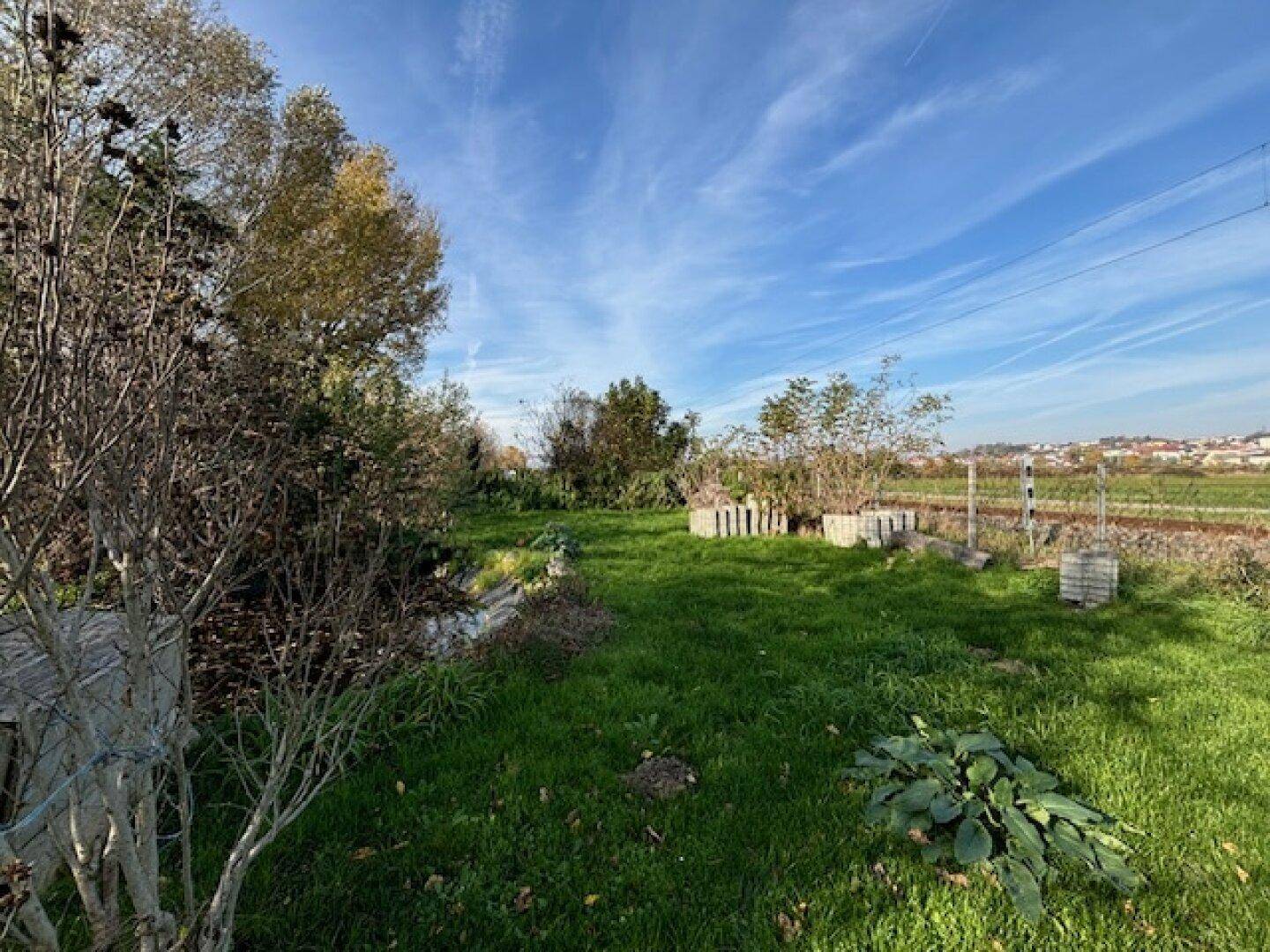 Weitläufige Gartenfläche mit Rasen und Blick auf die Umgebung.