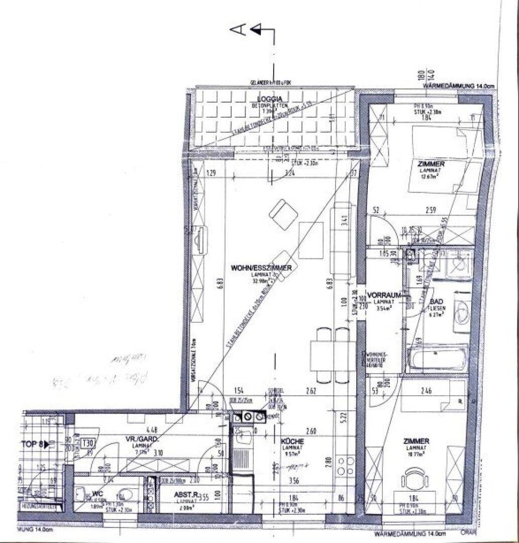 Detaillierter Grundriss einer Wohnung mit Wohnzimmer, Küche, zwei Schlafzimmern und Loggia.