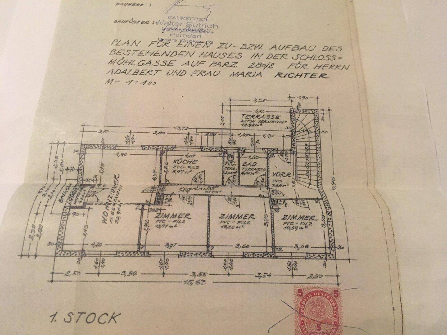 Grundriss des ersten Stocks mit Küche, Bad, Vorraum und drei Zimmern.