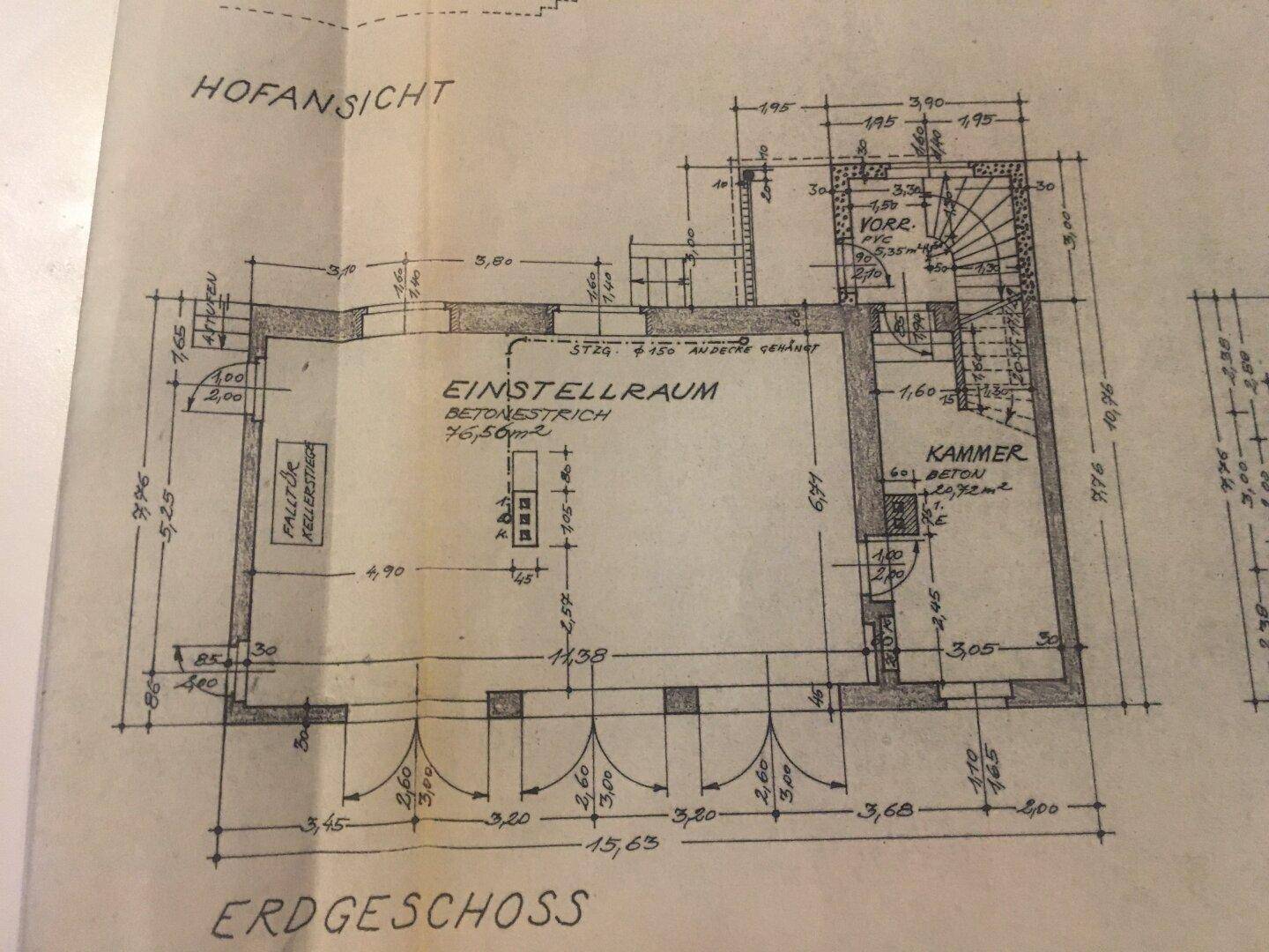 Grundriss des Erdgeschosses mit Einstellraum, Kammer und Treppenaufgang.