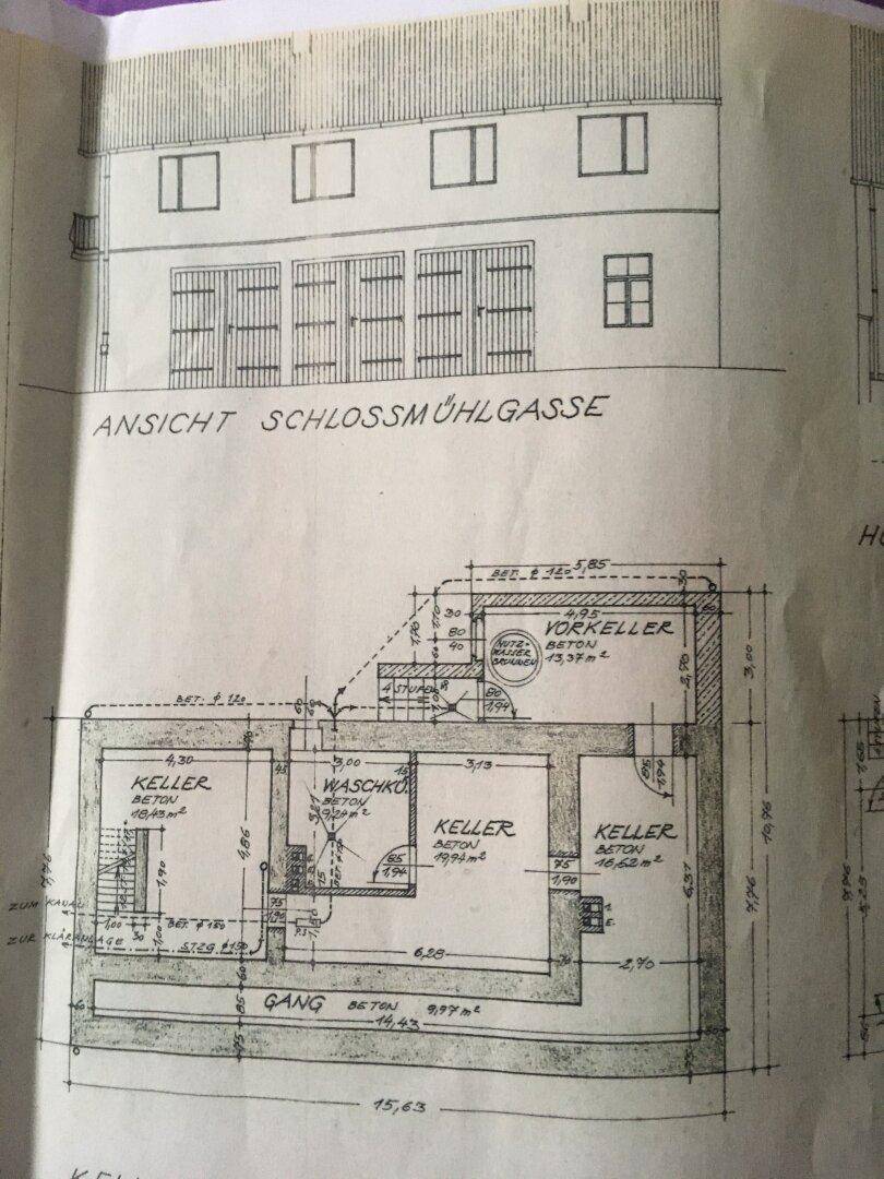 Ansicht der Schlossmühlgasse und Kellergrundriss mit Waschküche und Kellerräumen.