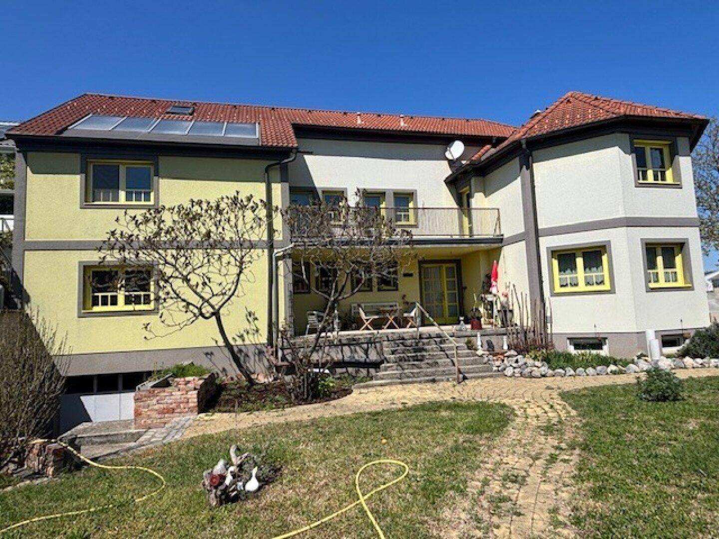 Garten mit Rasenfläche und Terrasse, ideal für entspannte Stunden im Freien.