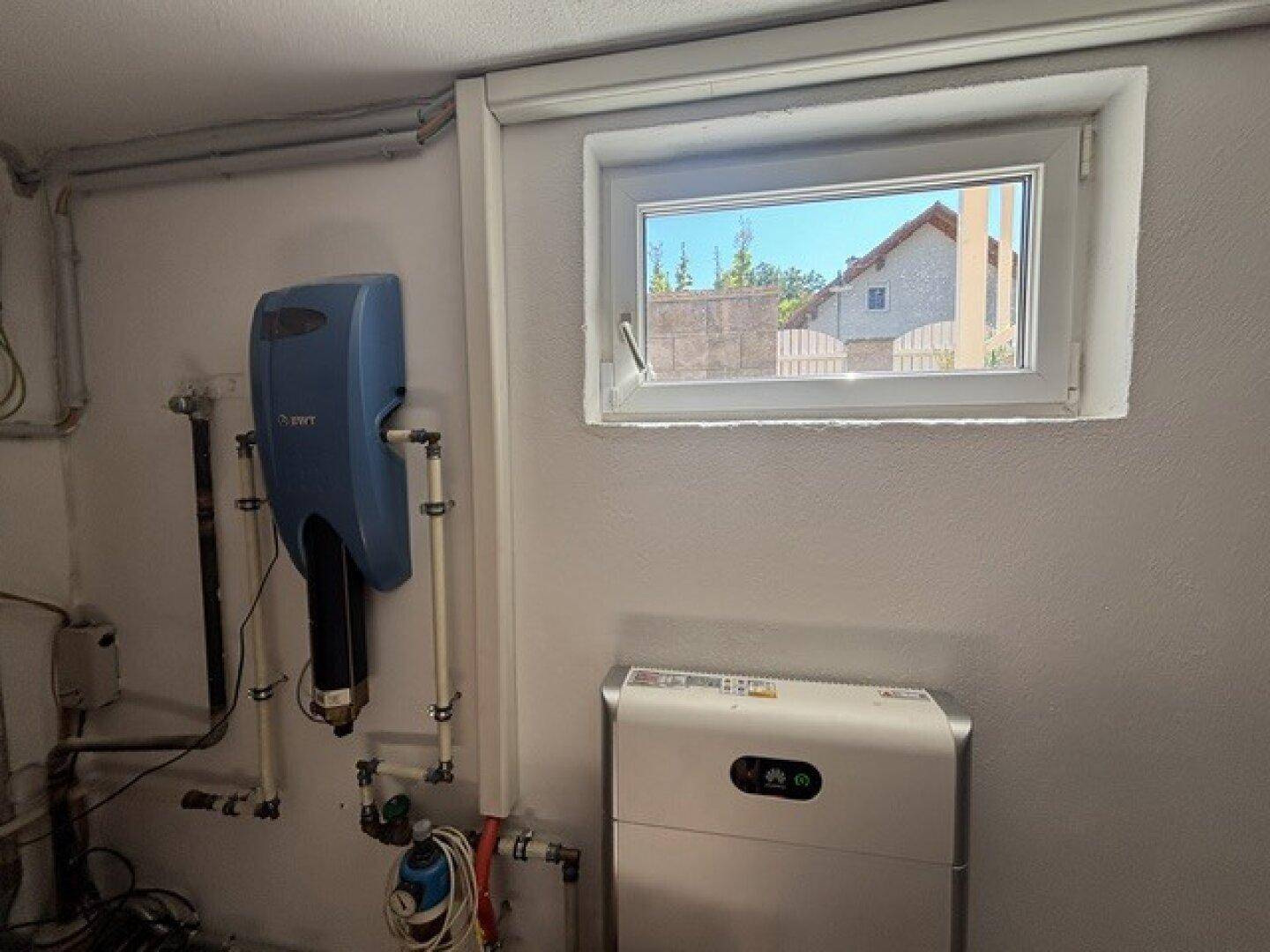 Technikraum mit modernen Geräten und einem Fenster für Belüftung.