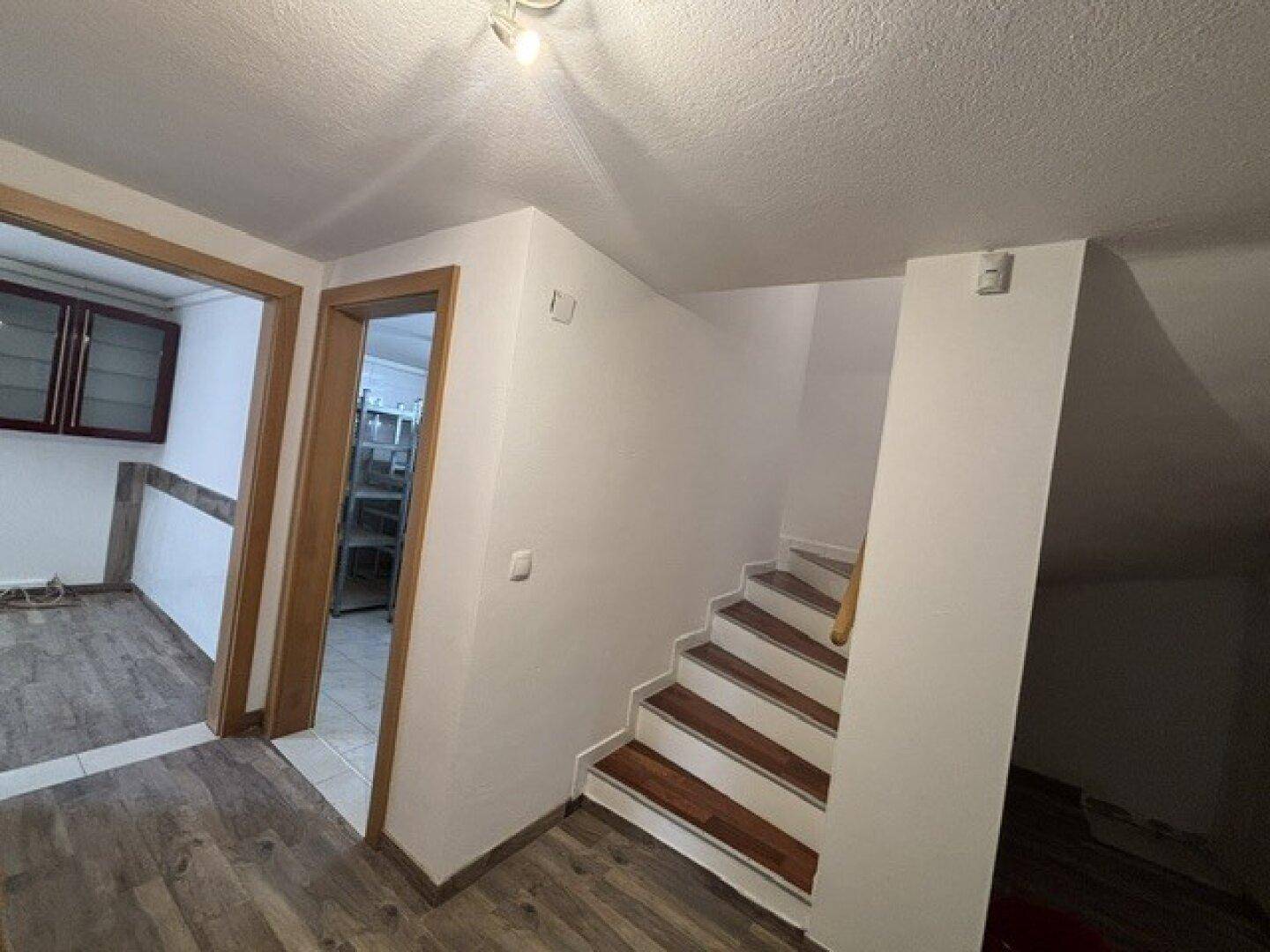 Treppenabgang ins Untergeschoss mit Zugang zu weiteren Kellerräumen.