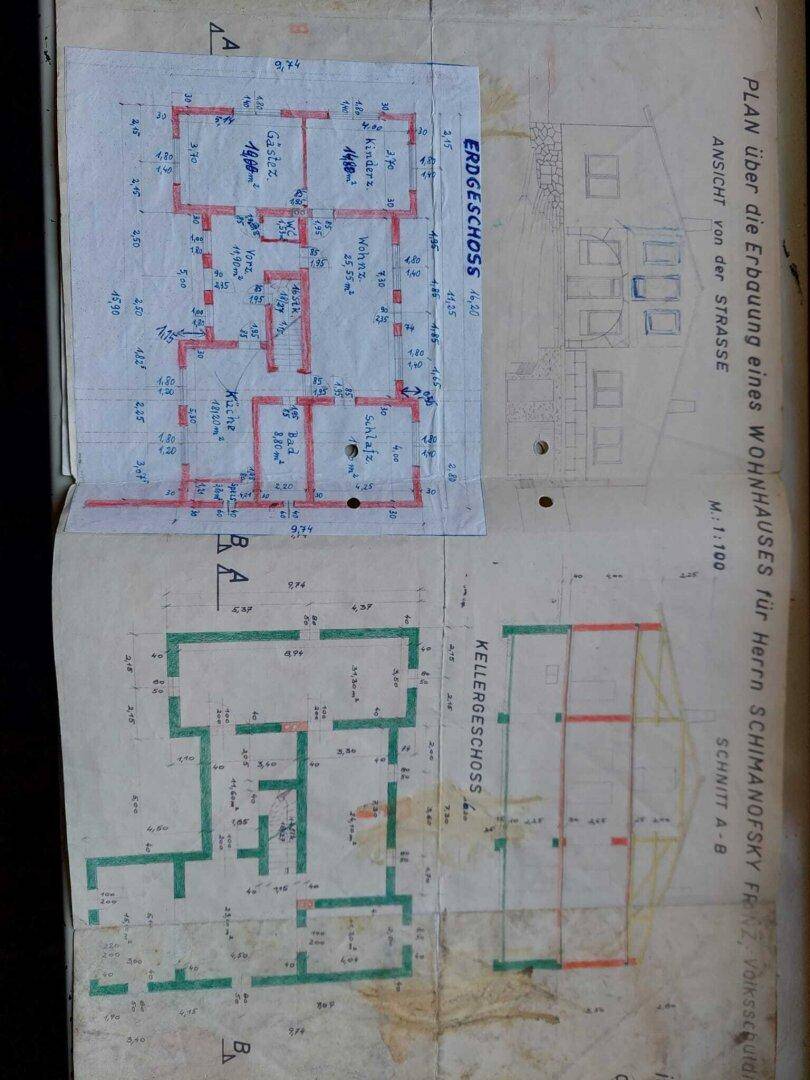 Historischer Grundrissplan eines Wohnhauses mit Erdgeschoss- und Kellergeschoss-Layouts.