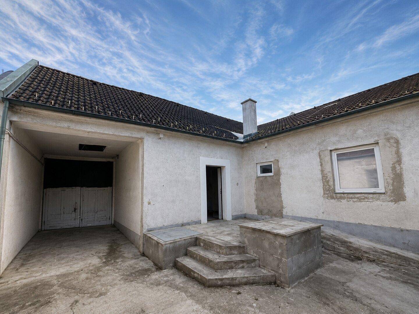 Trautmannsdorf - Seltene Gelegenheit: Ehemaliges Fuhrwerkerhaus mit Pferdestallungen, zahlreichen Nebengebäuden und beeindruckendem Entwicklungspotenzial - Ansicht 2