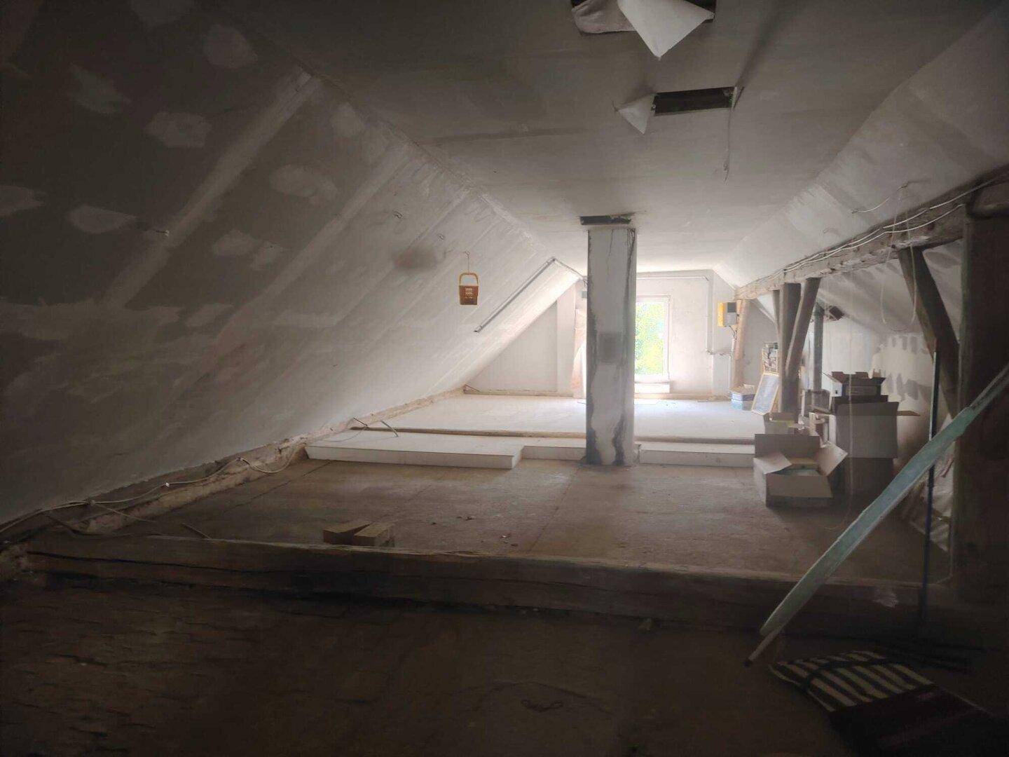 Geräumiger, unausgebauter Dachboden mit viel Potenzial und natürlichem Lichteinfall.
