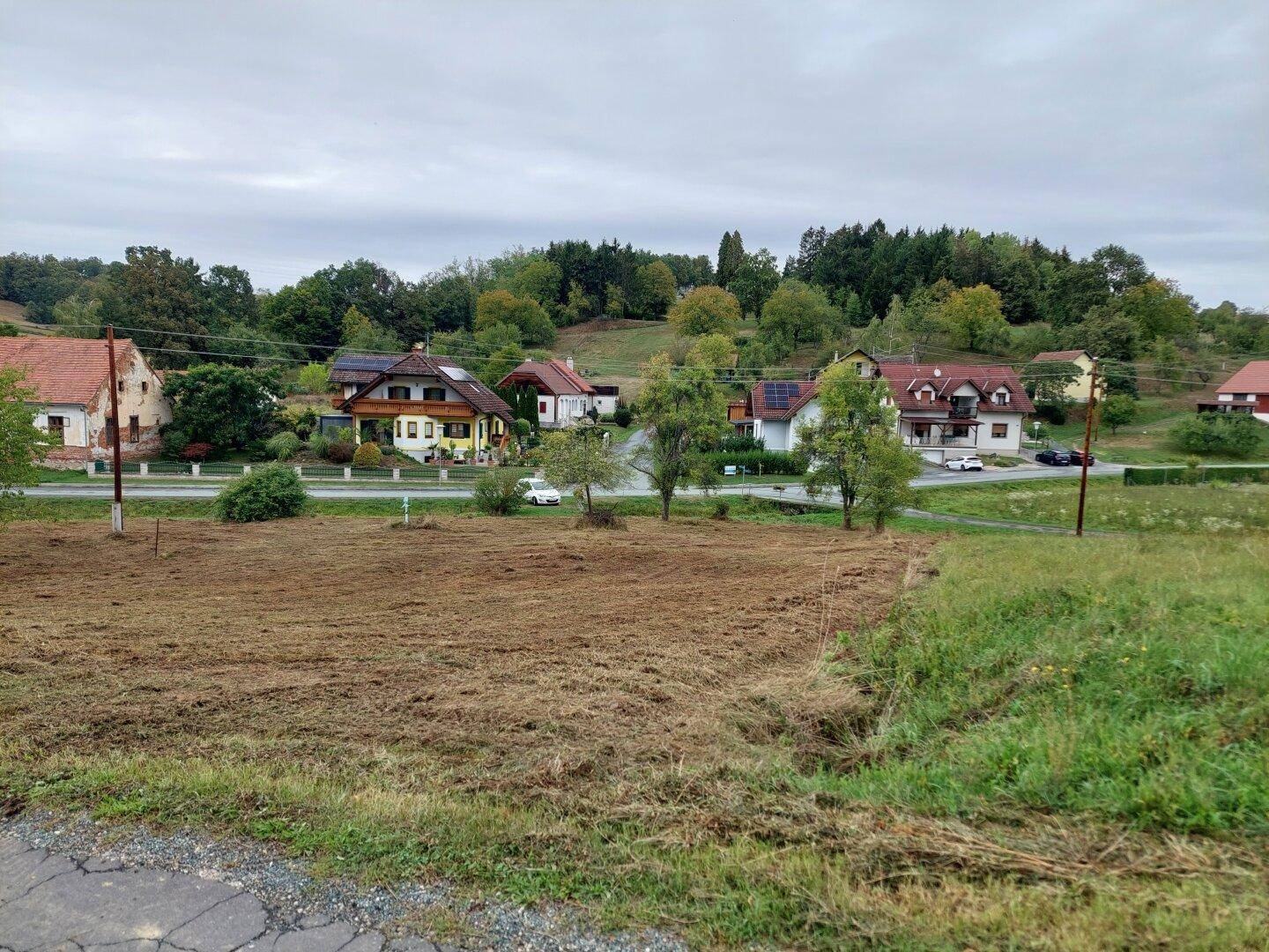 Ländliches Grundstück mit weitem Blick über die Nachbarschaft und die bewaldeten Hügel.