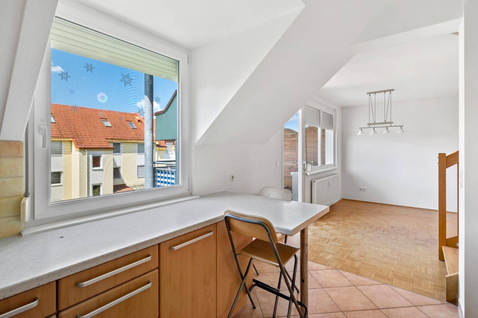 Küche mit Blick zu Balkon und Wohn-/Essbereich