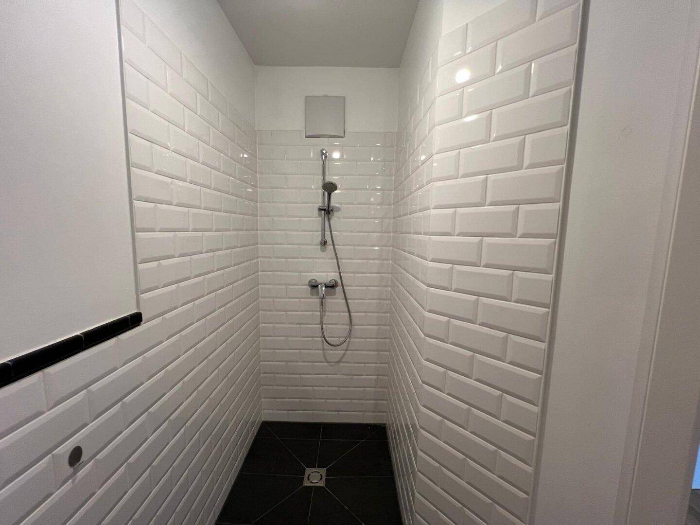 Badezimmer-Dusche