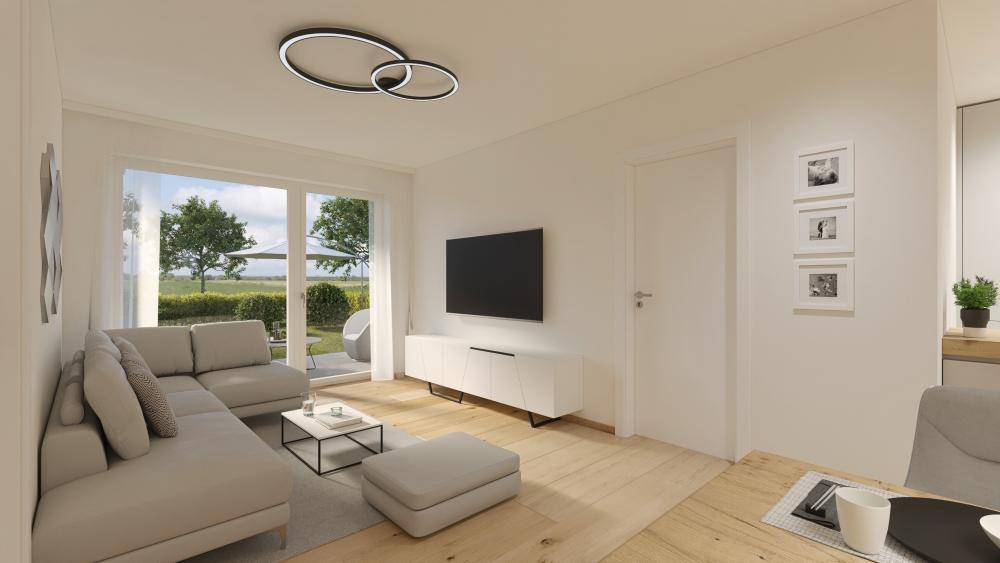 Helles Wohnzimmer mit beigem Sofa, Holzboden und Zugang zu einem Außenbereich.