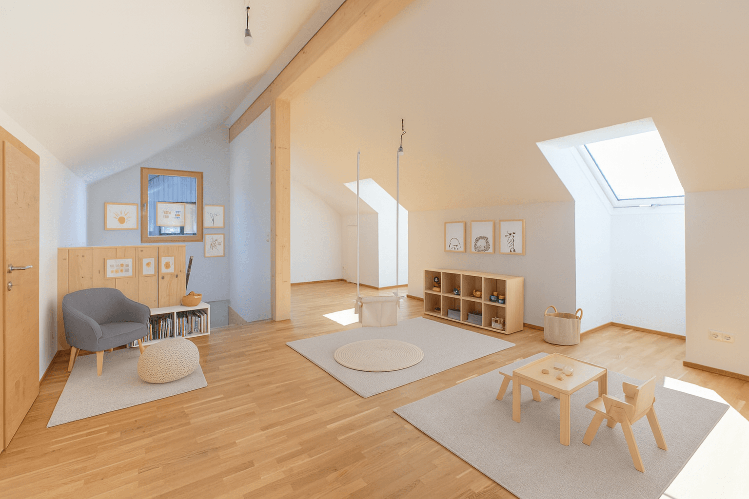 Helles Spielzimmer im Dachgeschoss mit Holzboden, Schaukel und Kindermöbeln.
