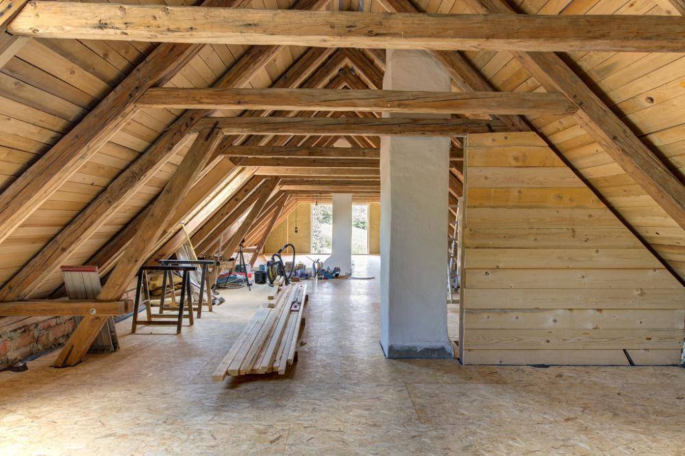 Geräumiger Dachboden mit offener Holzkonstruktion und viel Potenzial zum Ausbau.