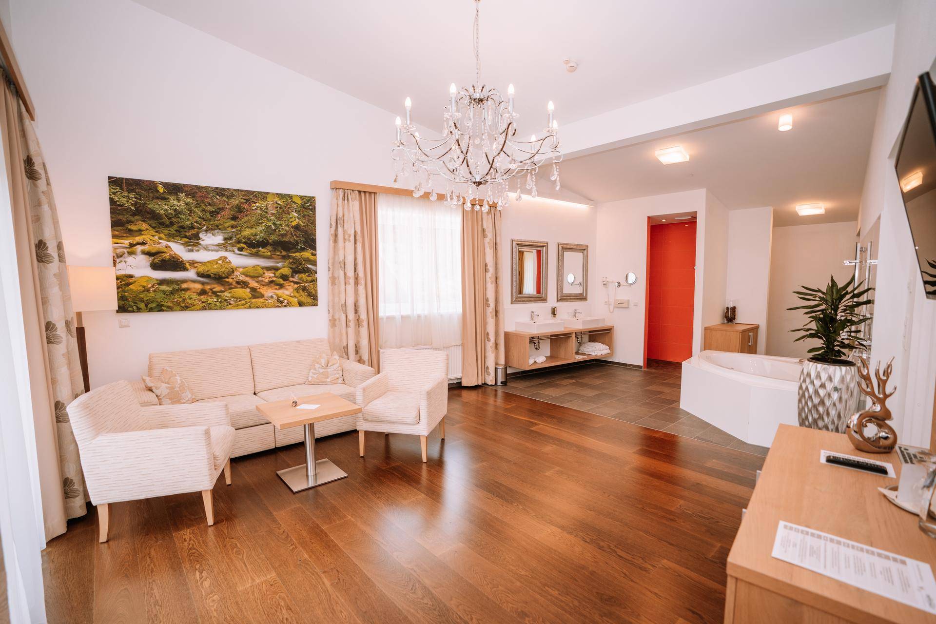Großzügige Suite mit komfortabler Sitzecke, integriertem Badezimmer und elegantem Interieur.