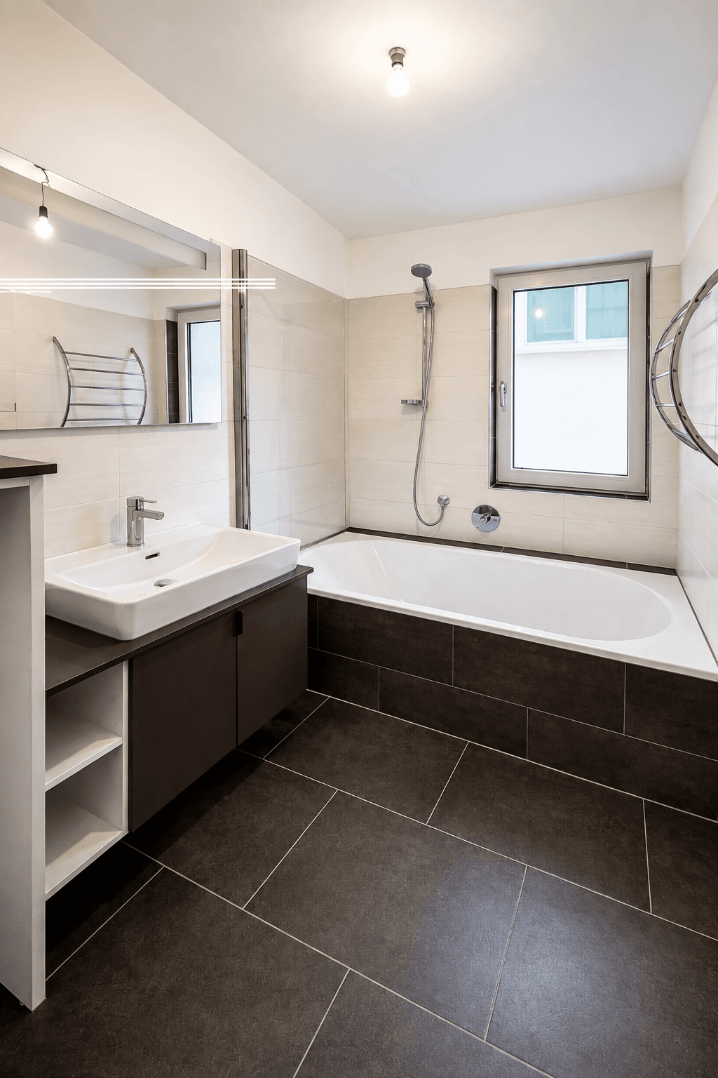 Modernes Badezimmer mit Badewanne, Dusche, Einzelwaschbecken und hellen Fliesen.