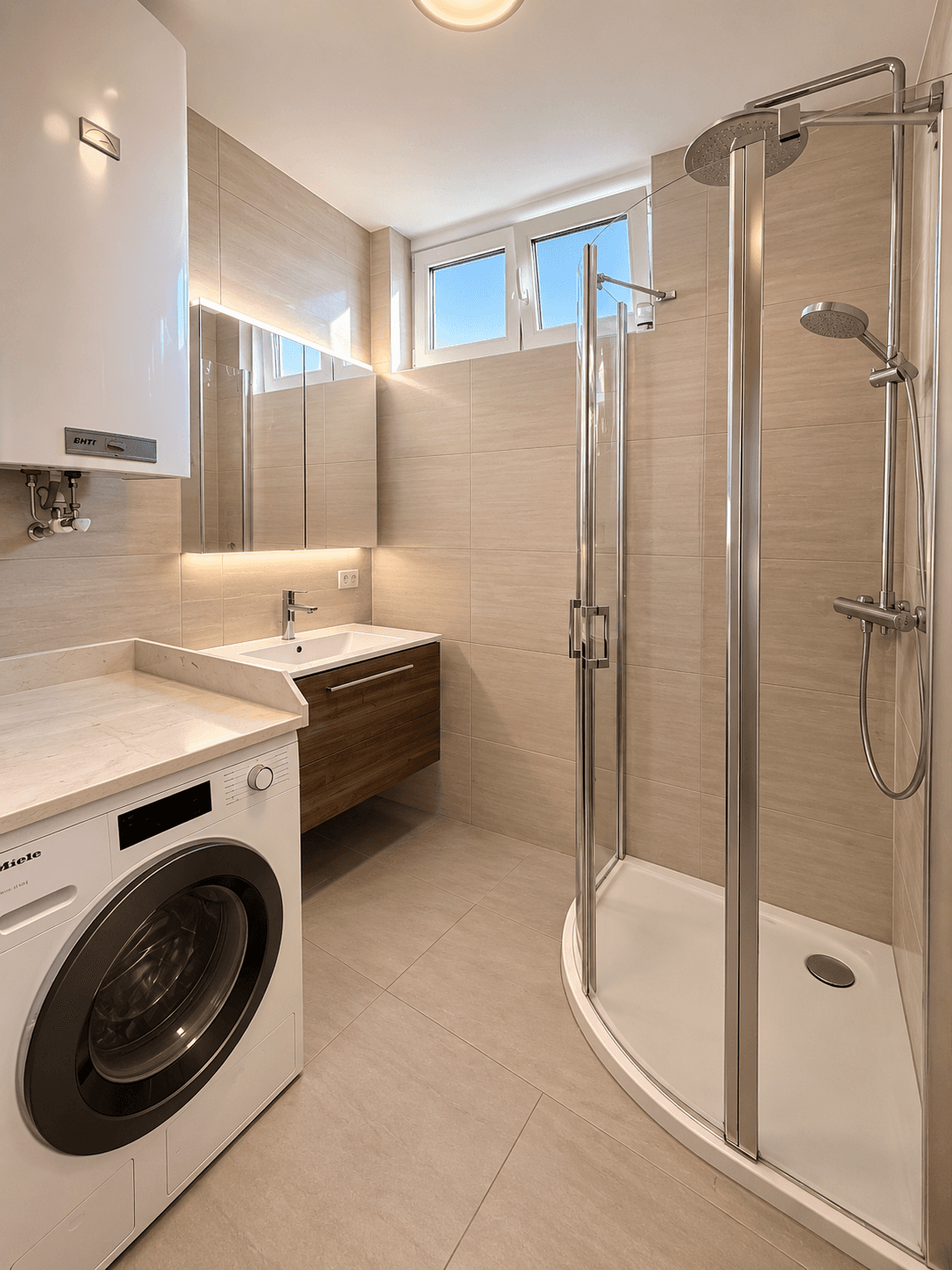Modernes Badezimmer mit Duschkabine, Waschbecken, Waschmaschine und Fenster für Tageslicht.