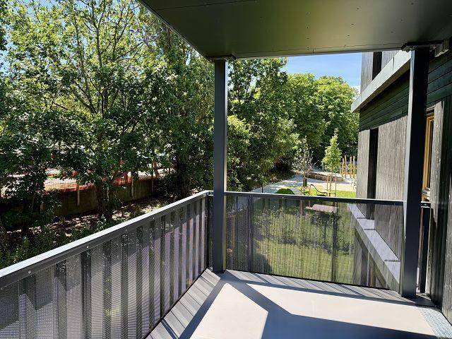 Geräumiger Balkon mit Metallgeländer und Blick ins Grüne, ideal für entspannte Stunden im Freien.