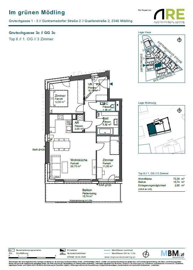 Detaillierter Grundriss einer Wohnung mit Balkon und drei Zimmern.