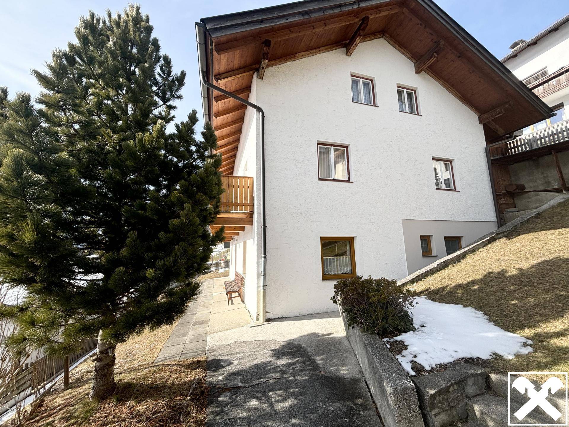 Haus mit Traumaussicht in Trins – viel Platz &amp; großes Potenzial für Ihr Traumzuhause! - Ansicht 5