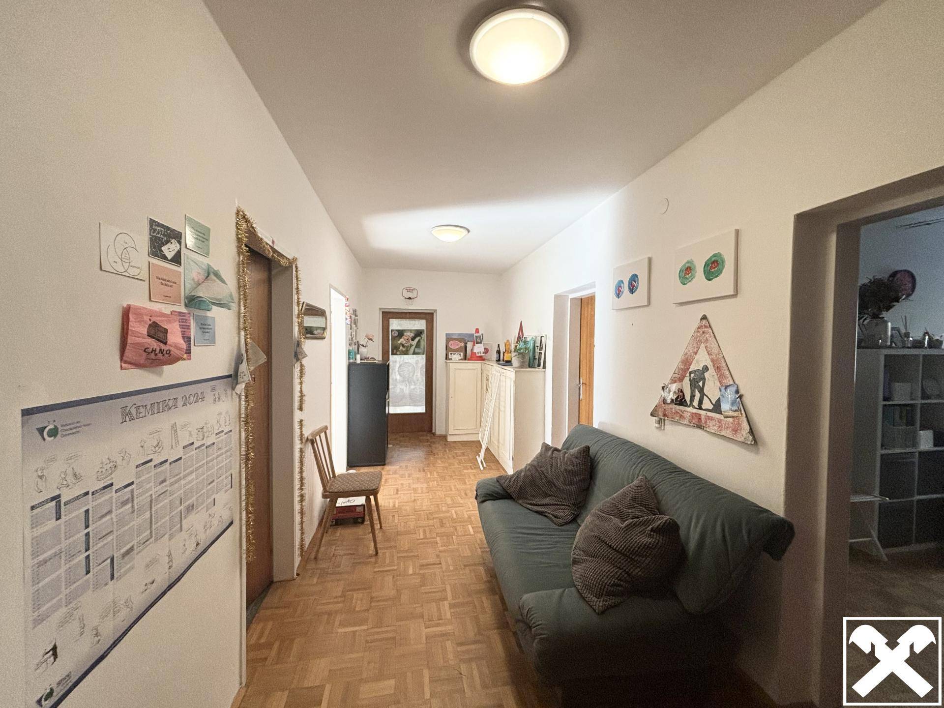 Geräumiger Flur mit Parkettboden und viel Platz für Garderobe und Dekoration.