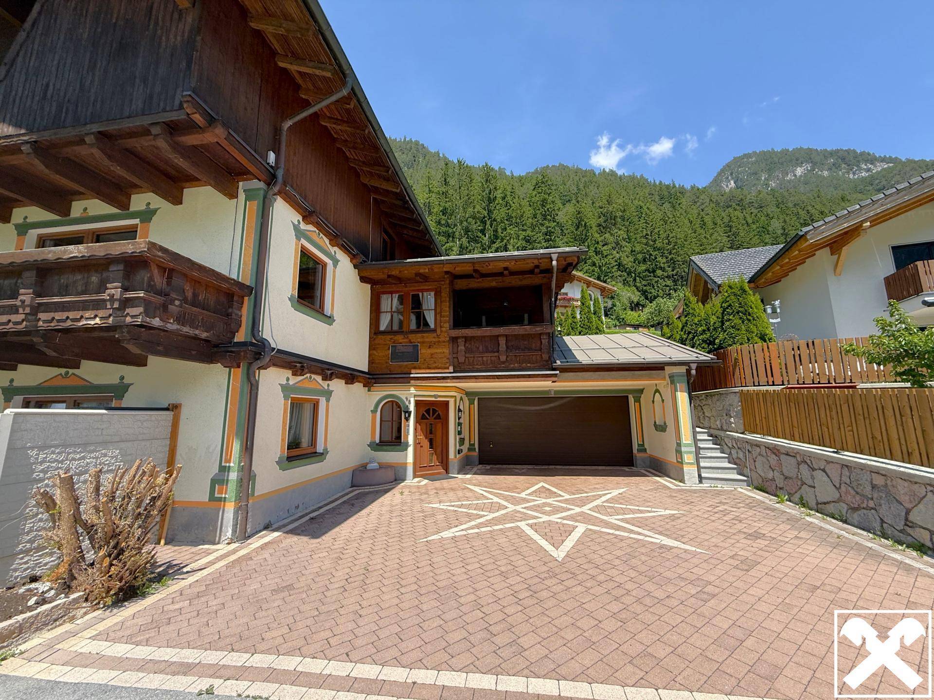 Garage und Parkplatz Ostseite