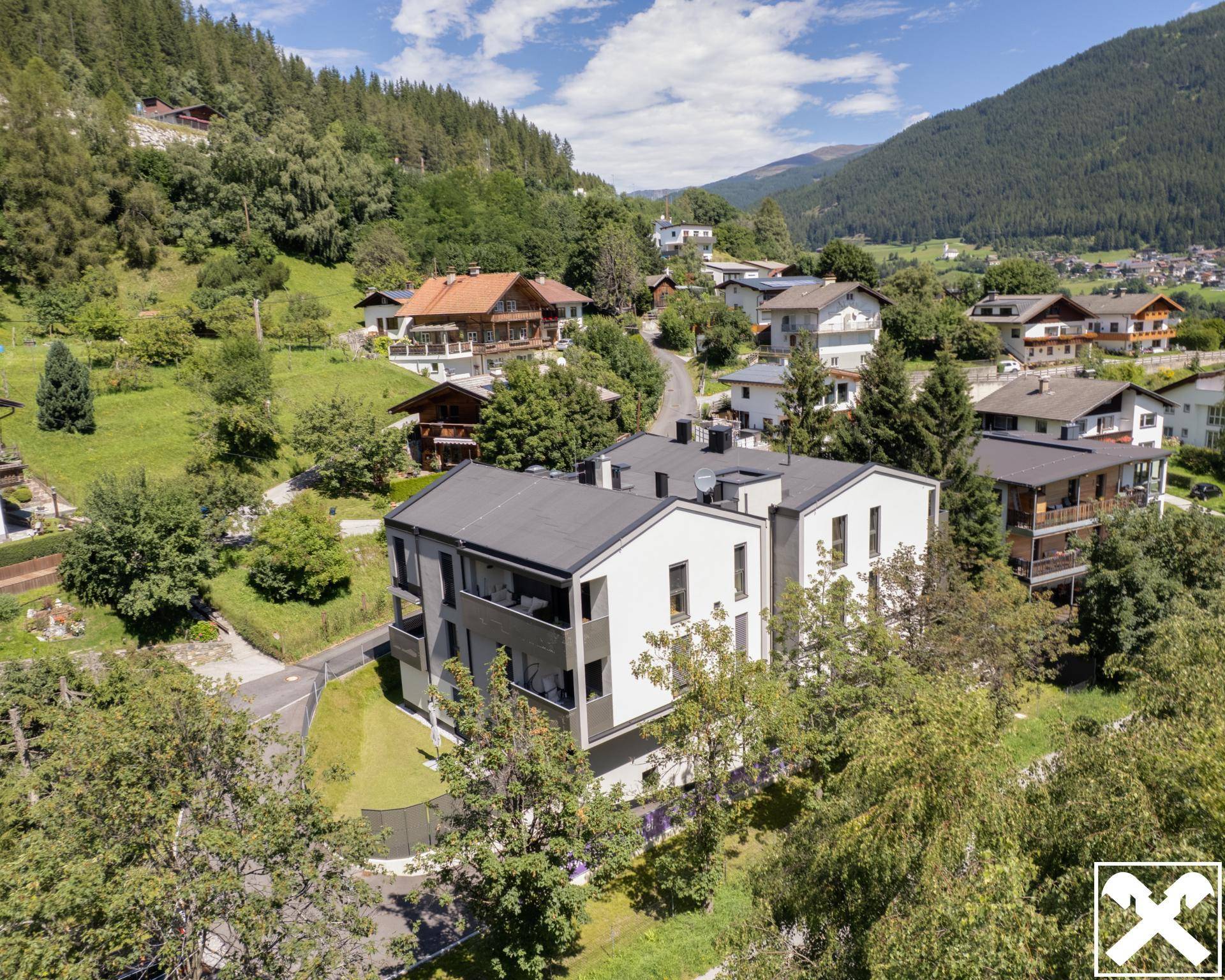 Panoramablick aus der Luft auf das Wohnhaus und die umliegende idyllische Berglandschaft.