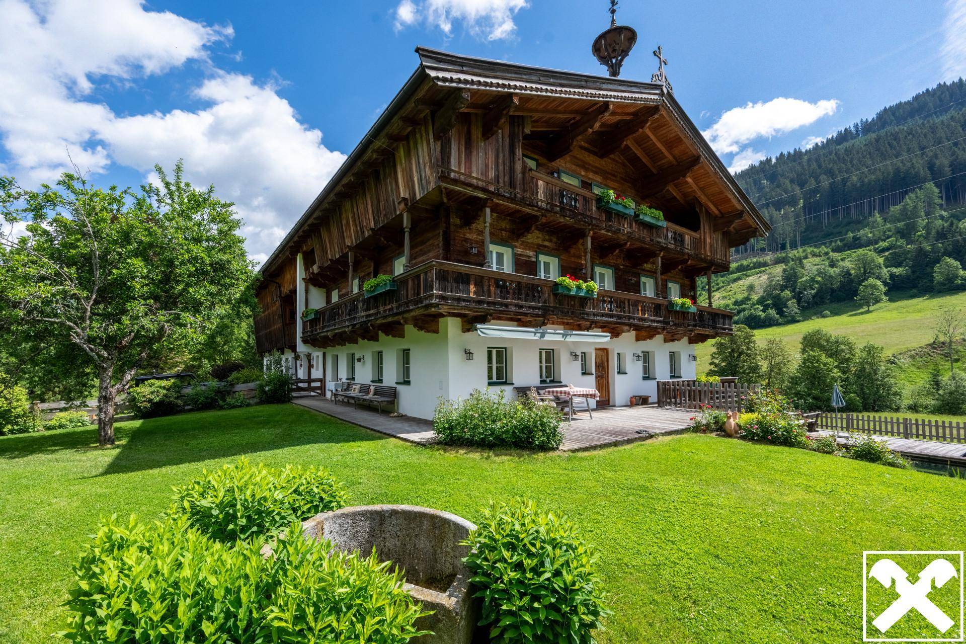 Charmantes Chalet mit traditioneller Holzfassade und gepflegtem Vorgarten in ländlicher Idylle.
