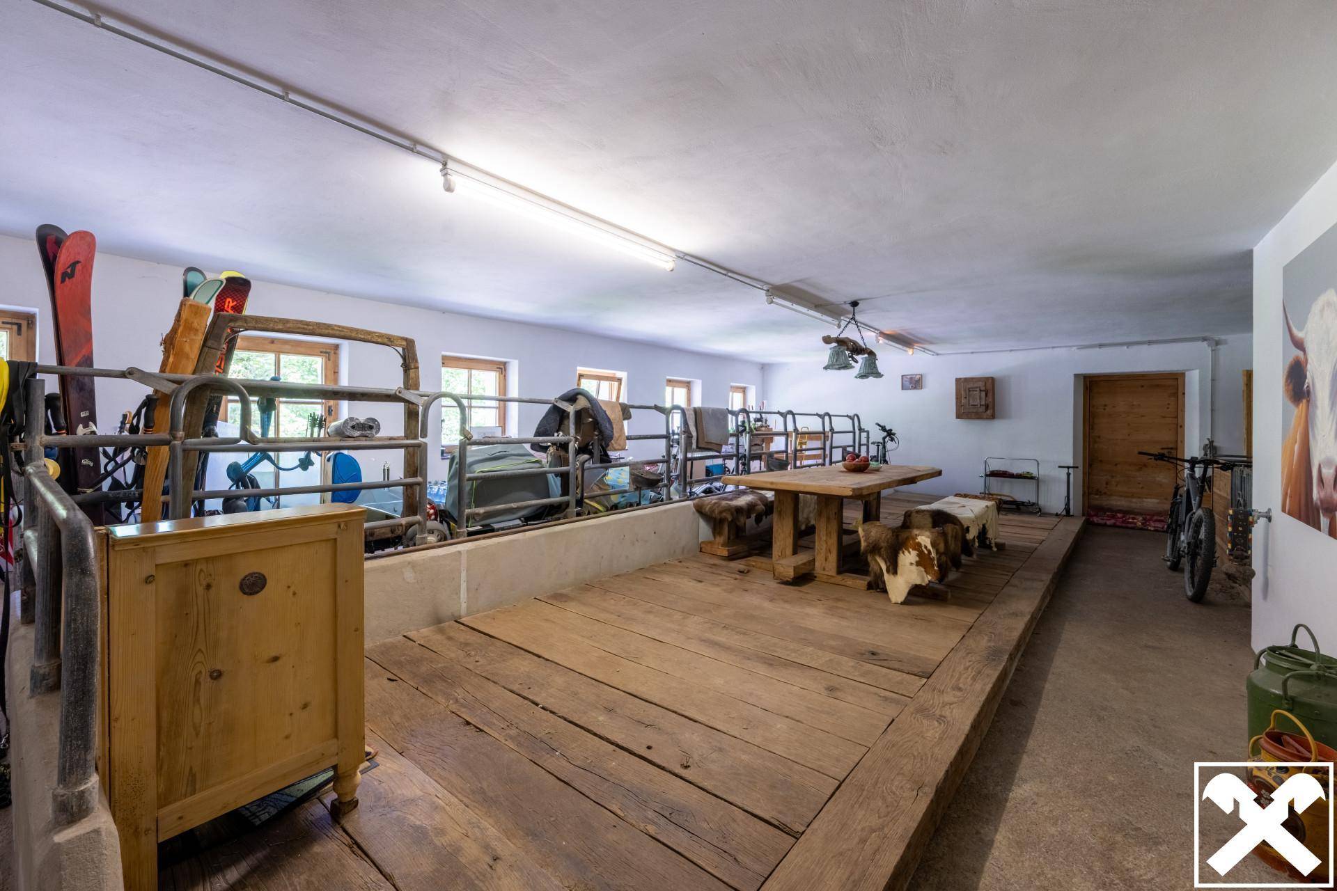 Großer Mehrzweckraum mit Holzplattformen und Stauraum, ideal für Lagerung oder Hobbys.