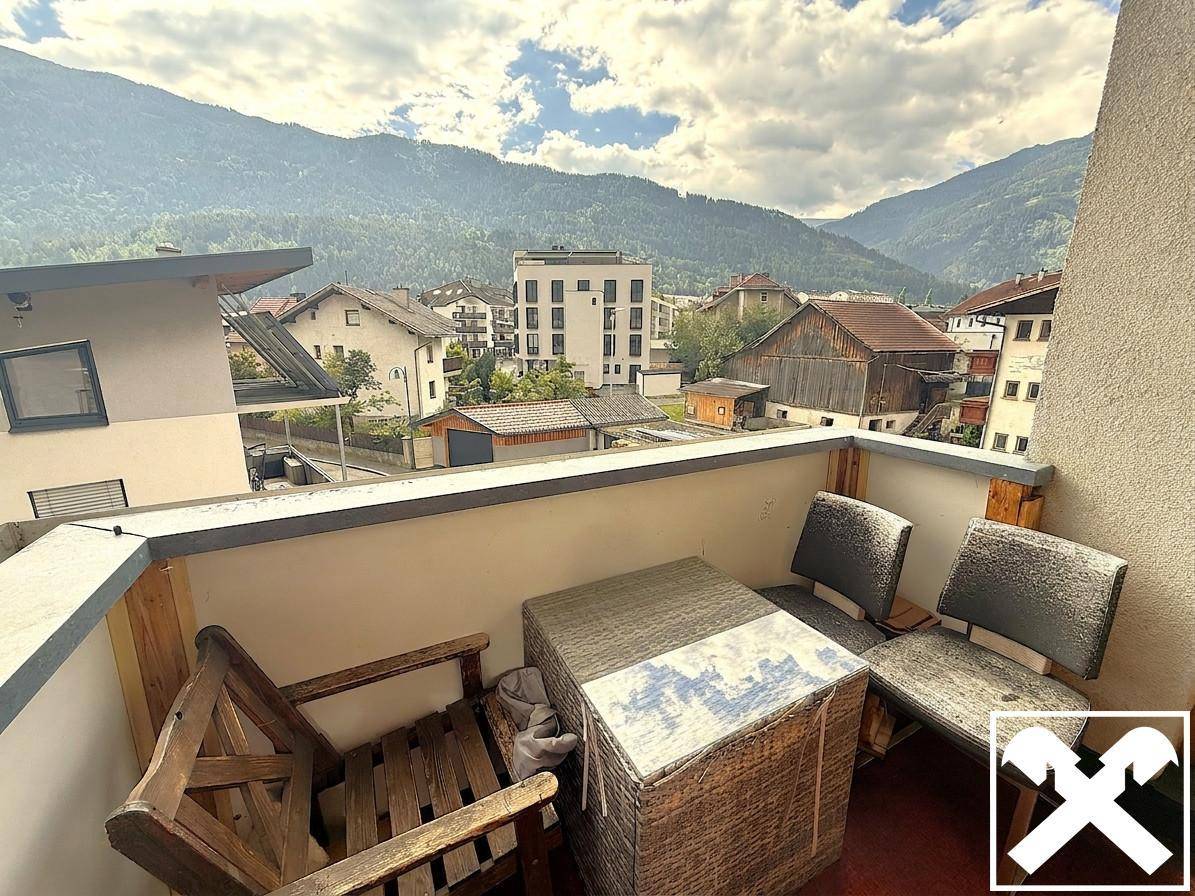 Gemütlicher Balkon mit Sitzgelegenheiten und beeindruckendem Bergblick.