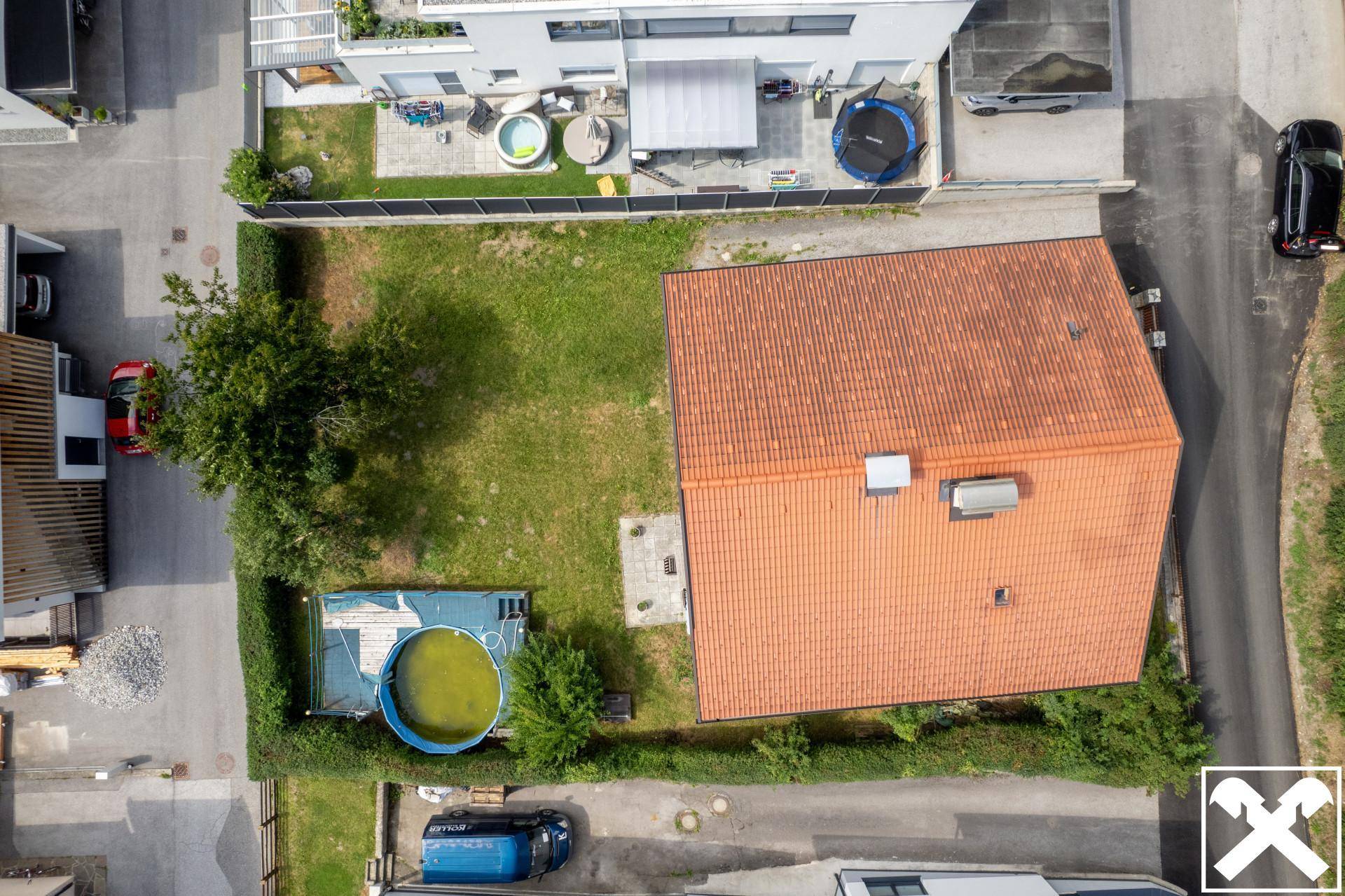 Draufsicht auf das Grundstück mit Haus, Garten, Pool und angrenzenden Nachbargrundstücken.