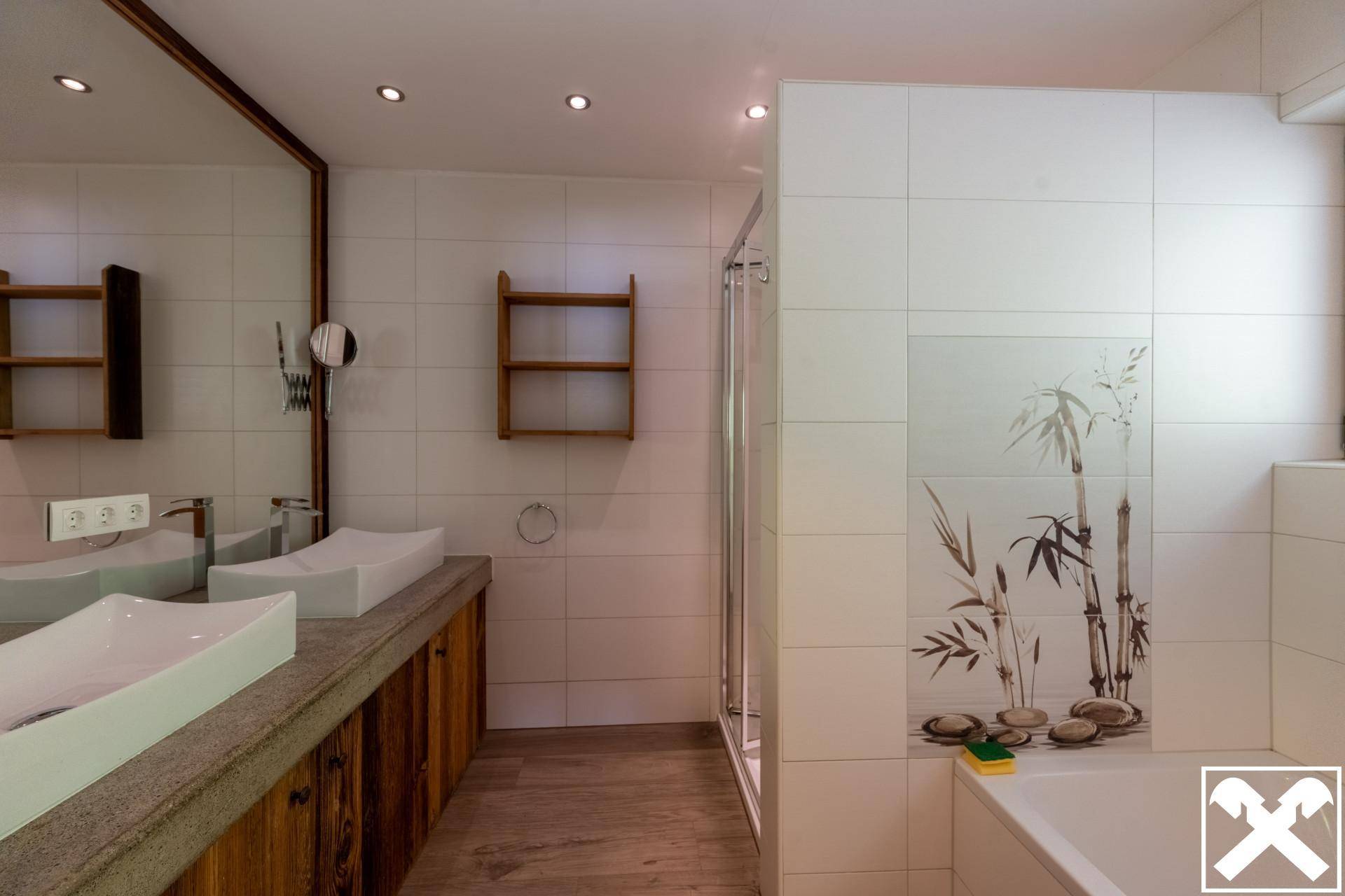 Modernes Badezimmer mit Doppelwaschbecken, Dusche und Badewanne, dekoriert mit Bambusmotiv.