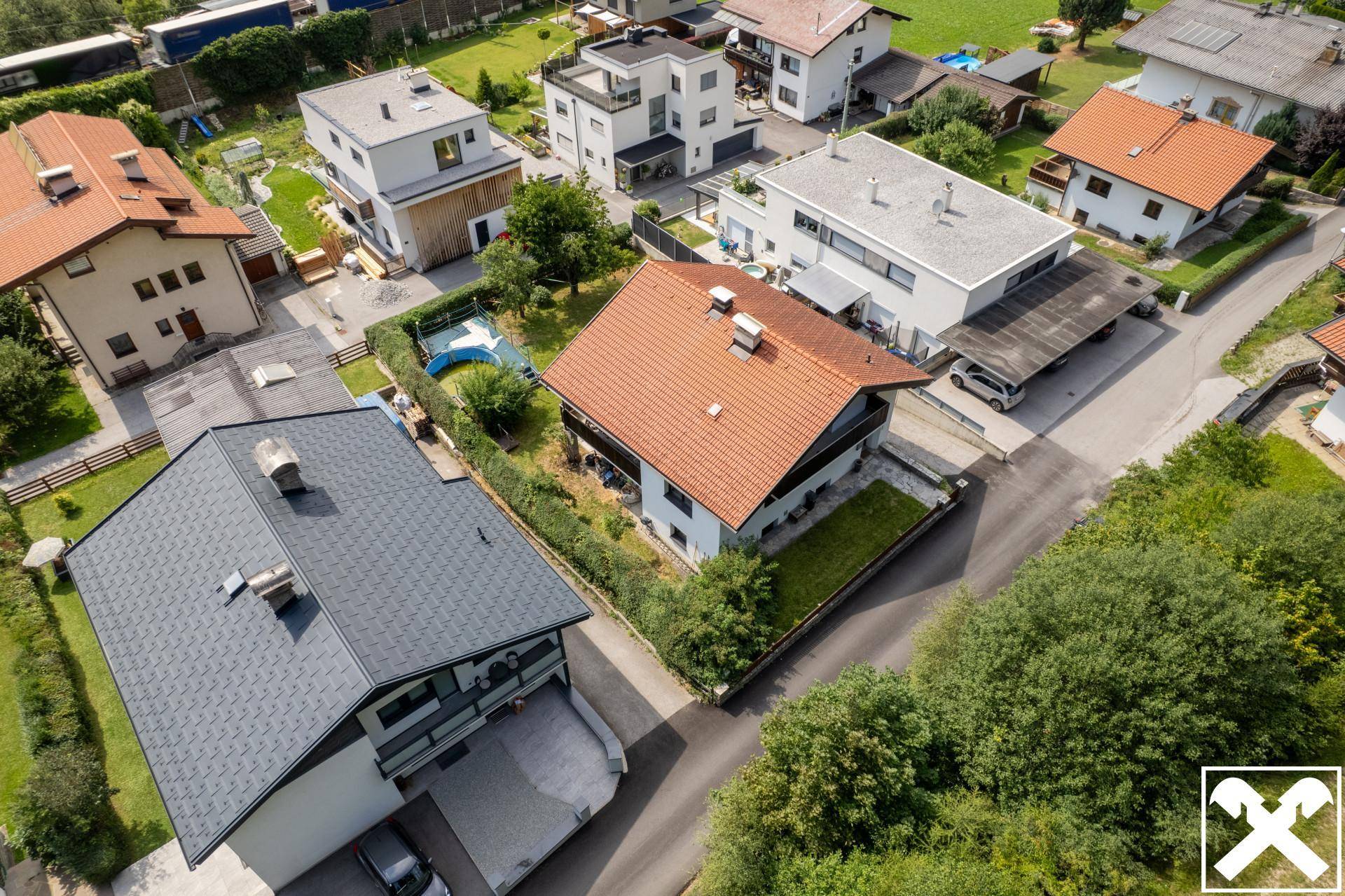 Luftaufnahme der Wohnsiedlung mit verschiedenen Häusern und Gärten in ländlicher Umgebung.