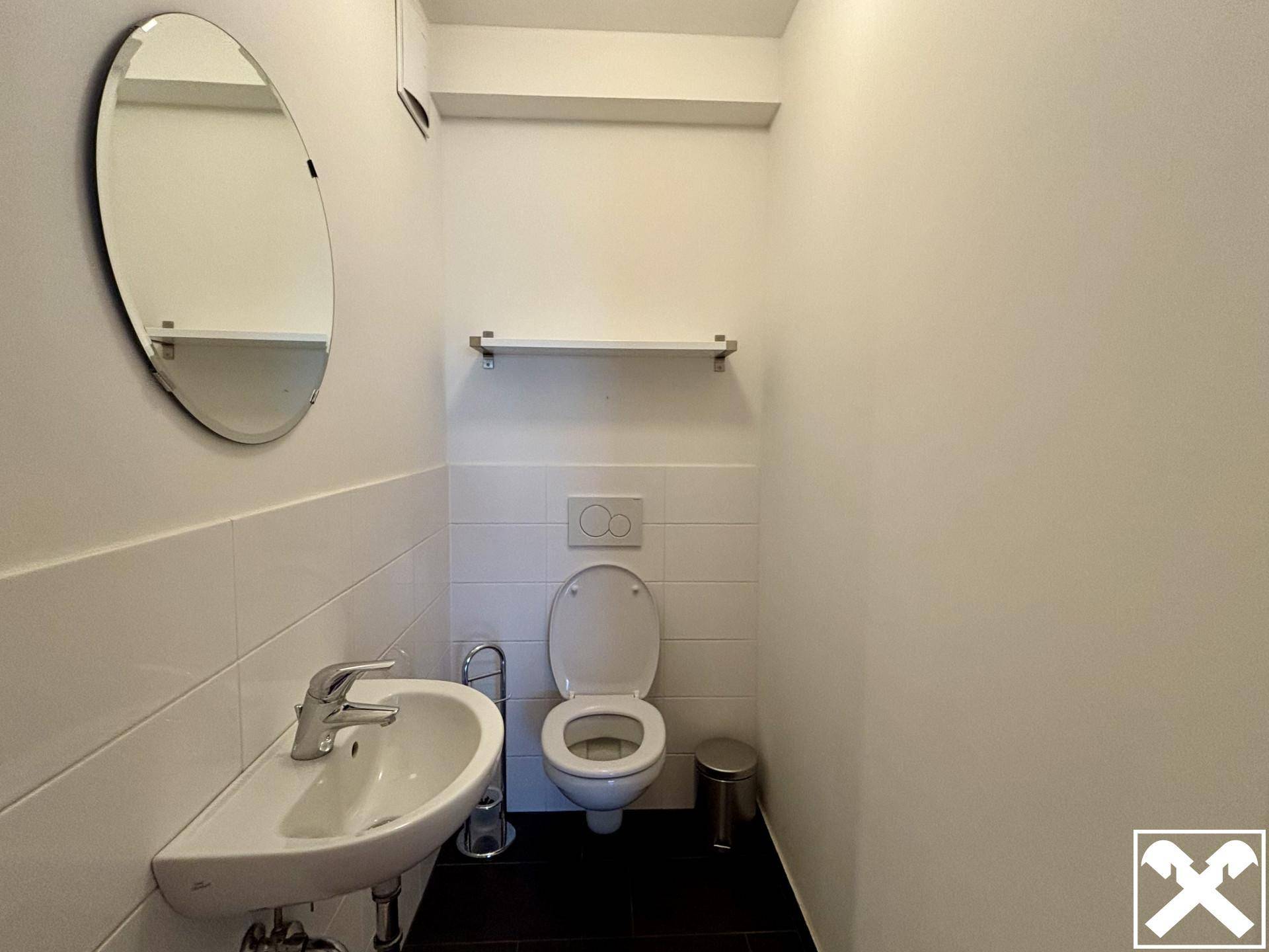 Separates Gäste-WC mit modernem Waschbecken und Wand-WC, praktisch und platzsparend.