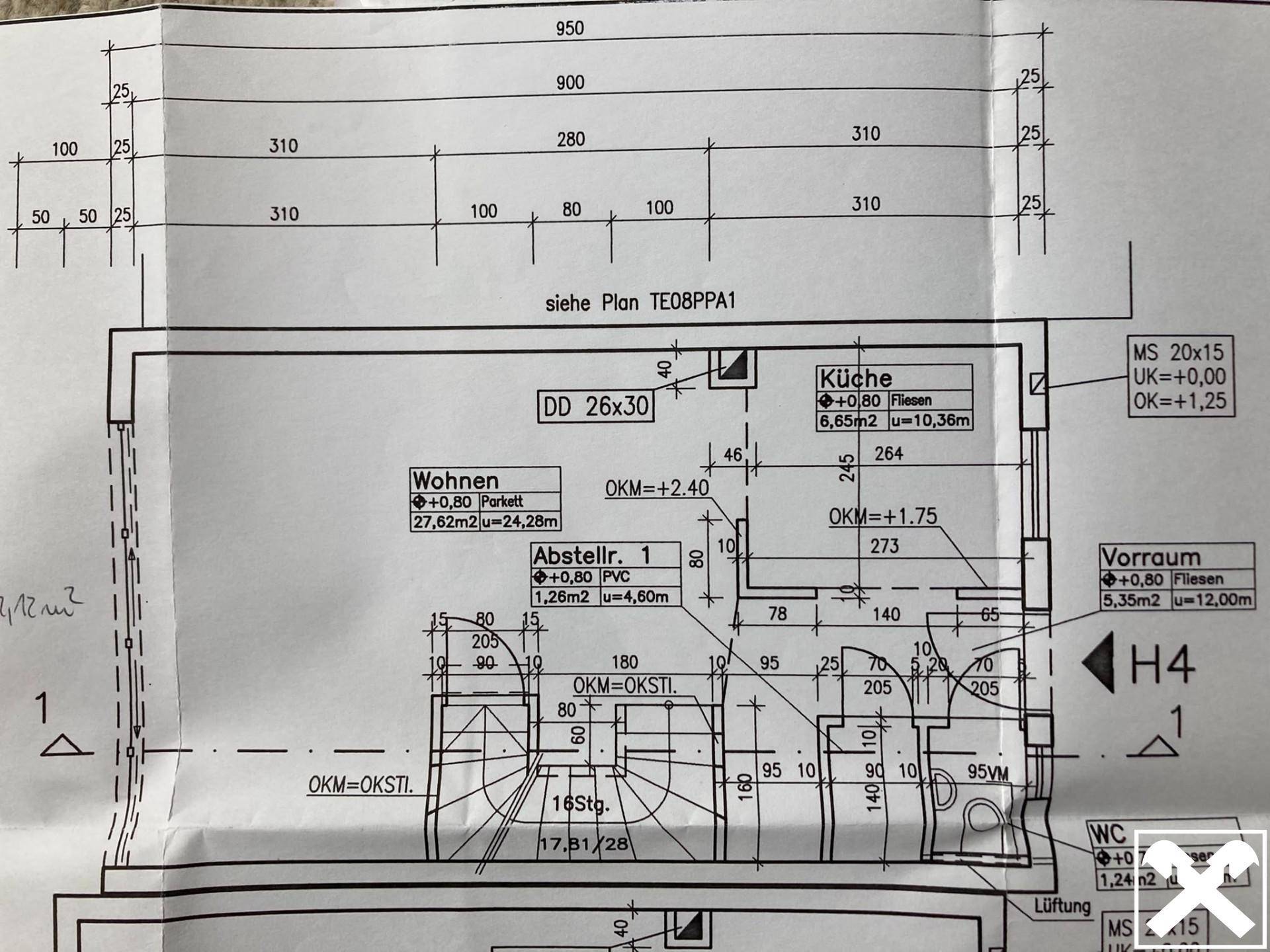 Grundriss des Erdgeschosses mit Wohnbereich, Küche und WC.