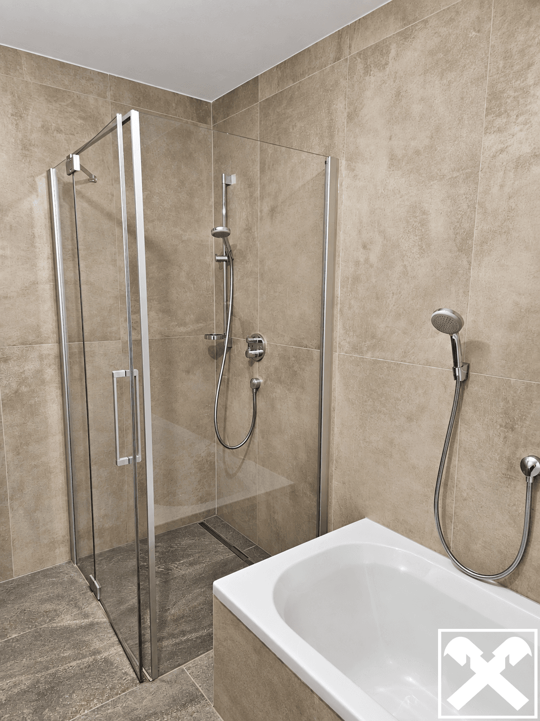 Dusche und Badewanne