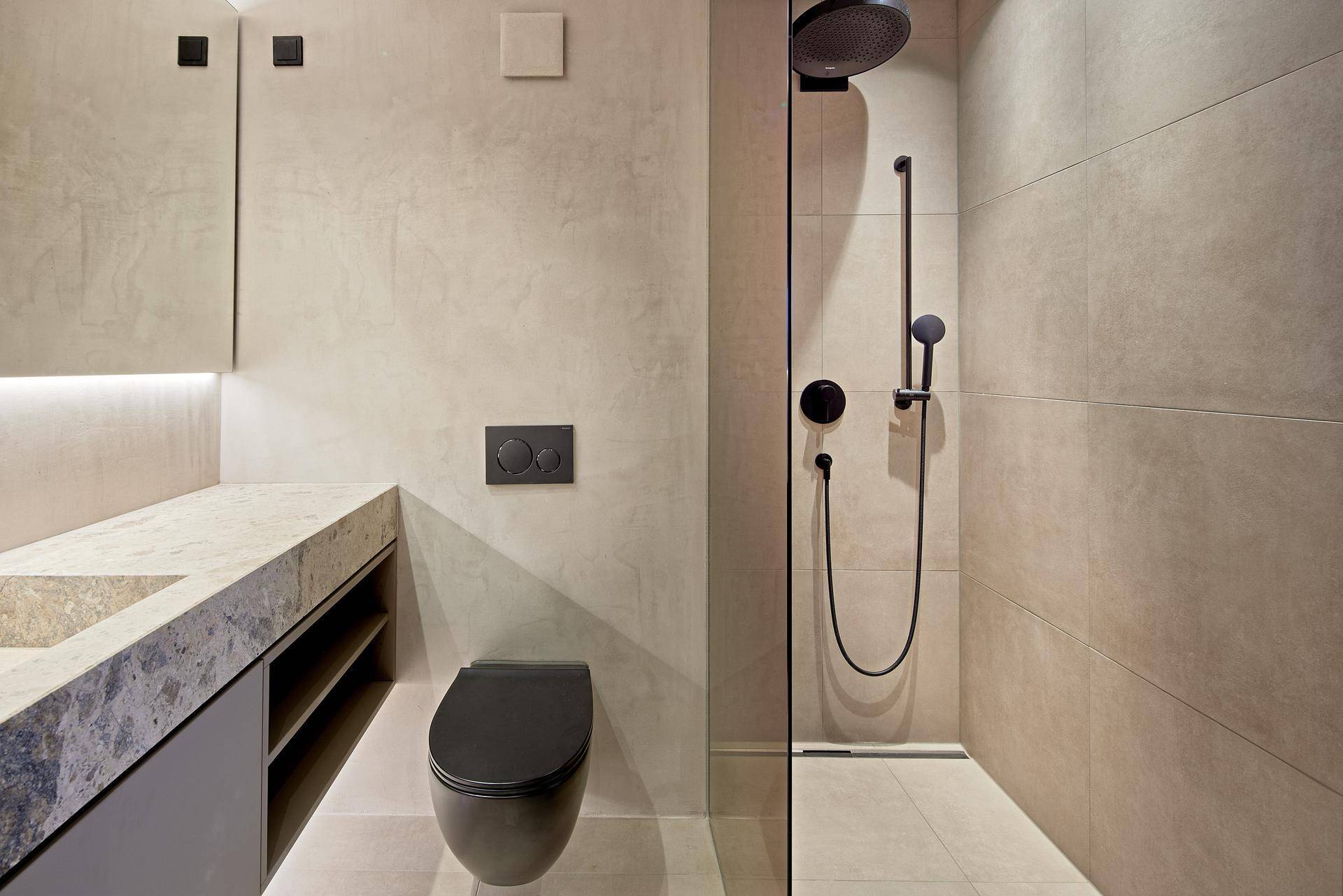 Elegantes Badezimmer mit begehbarer Dusche, Wand-WC und modernem Waschbecken.