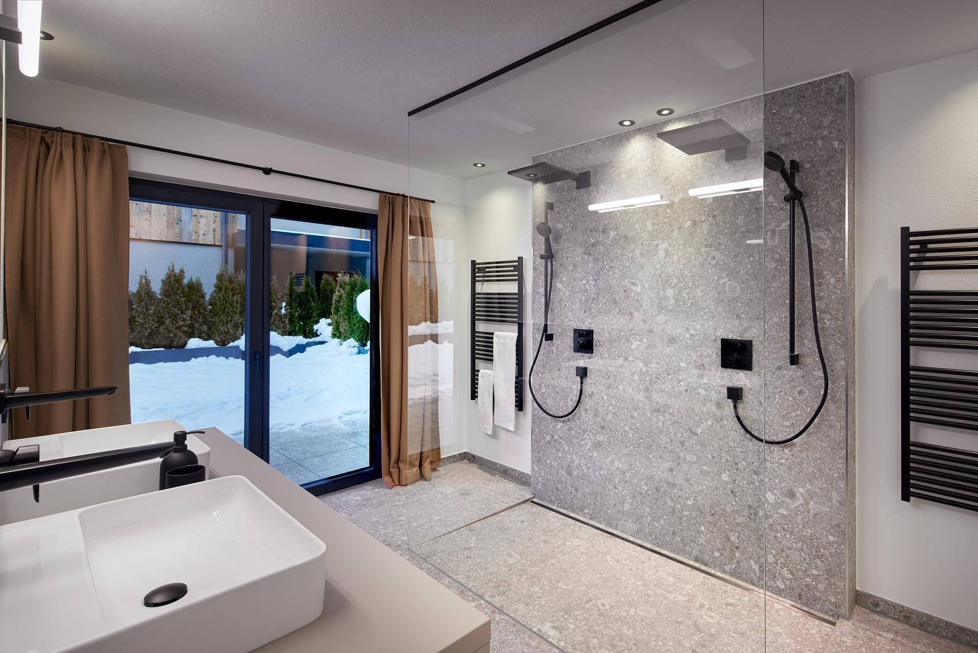 Modernes Badezimmer mit großer begehbarer Dusche, Doppelwaschbecken und Zugang nach draußen.