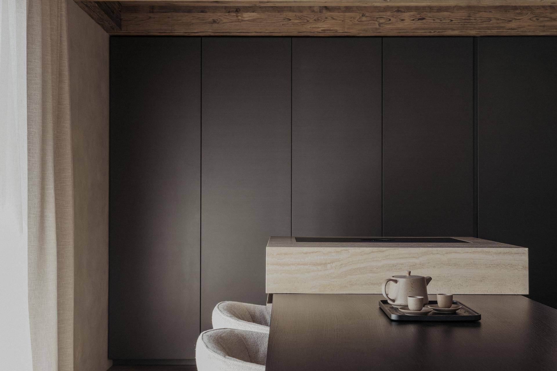 Elegante Küche mit geschlossenen dunklen Schrankfronten und minimalistischem Design.
