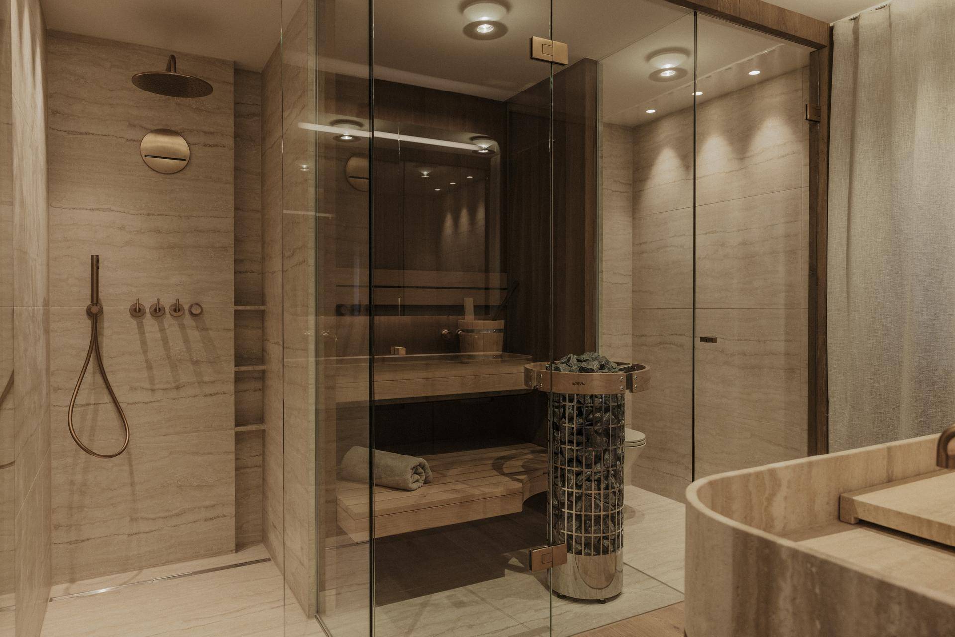 Spa-ähnliches Badezimmer mit großer begehbarer Dusche und integrierter Sauna für Entspannung.
